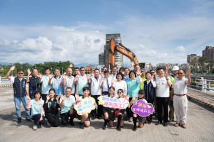 黃敏惠今(22日)與多位來賓出席軍輝橋改建感恩祈福儀式，祈求整體改建工程圓滿順利、人員平安／嘉義市政府提供