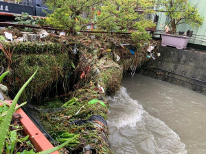 四尺八分線水圳逢雨即溢流，造成鄰近住戶淹水，台中市議員吳呈賢認為是水道上的違建便橋堵塞水路造成。