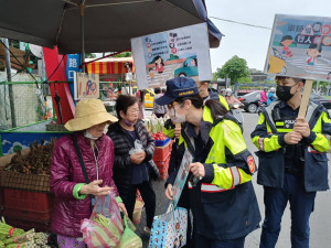 桃園分局於車站、市場等人潮聚集處所做交通安全宣導。