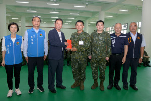 慰問教召後備軍人　鍾東錦致贈15萬元加菜金