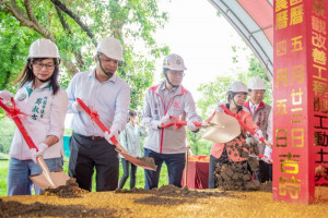 張市長與貴賓進行動土儀式。