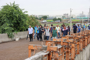 雲林縣長張麗善率團隊會勘西螺鎮魚寮一號橋改建工程，並舉行施工進度說明會／陳致愷翻攝