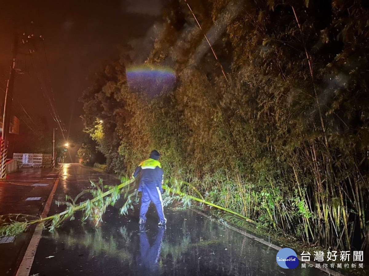 豪雨造成竹林倒塌，龍潭警深夜冒雨鋸竹維護用路安全。