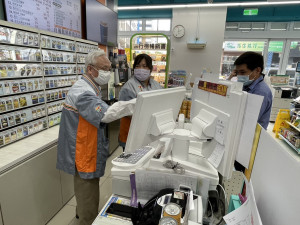 72歲的張先生體驗操作收銀機。