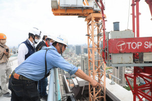 中捷事故禍首塔吊車仍高掛在31樓頂樓，都發局緊急要求施工單位做防颱加固。