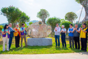 永續經營 植樹護地球」紀念碑揭牌儀式。