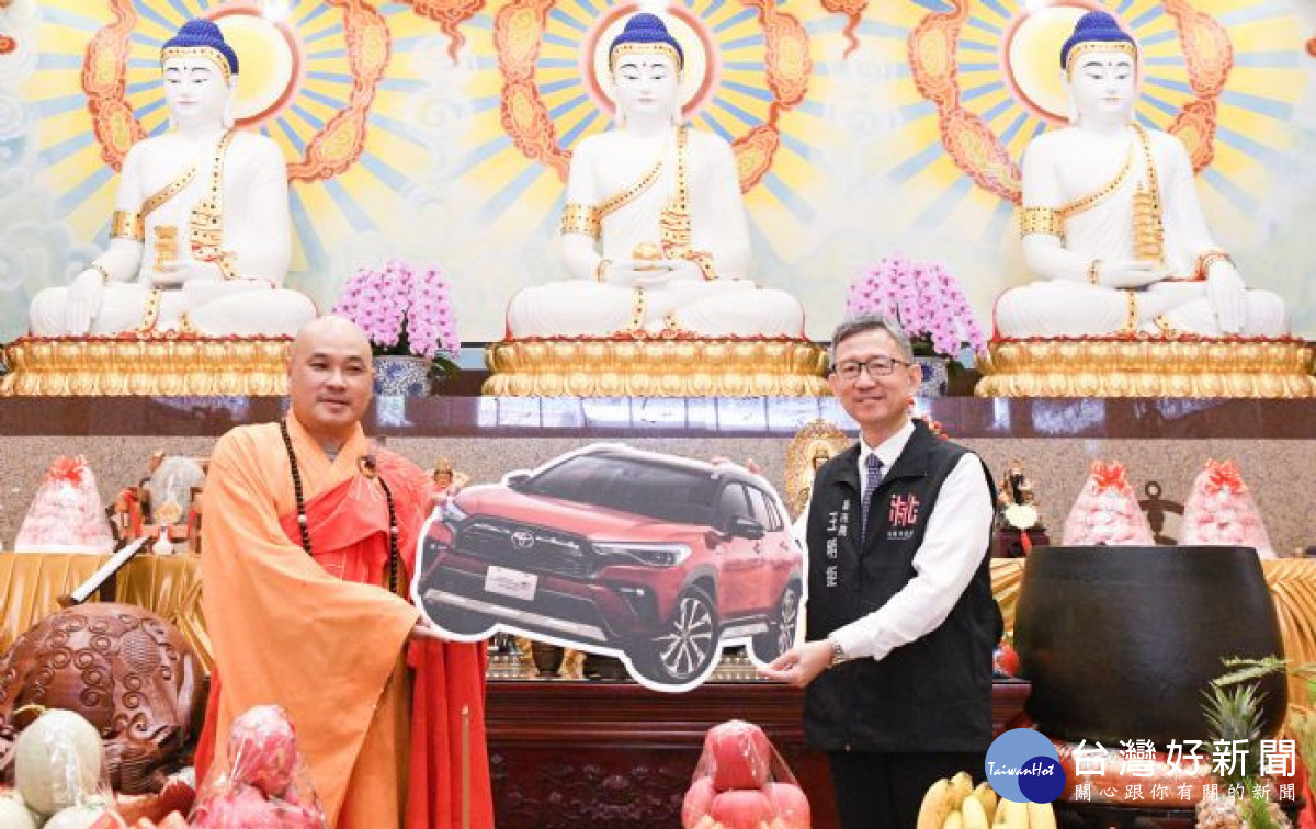 王副市長代表市府消防局接受桃園佛教蓮社捐贈災情勘查車１輛。