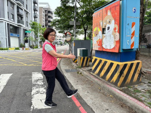 斑馬線線銜接人行道高低落差。林重鎣