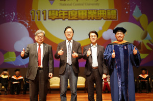 中央大學111學年度畢業典禮，校長和貴賓給予祝福勉勵。照片右至左：中央大學周景揚校長、穩懋半導體公司副董事長兼副總裁王郁琦、桃園市長張善政和中大校友總會理事長詹耀裕。