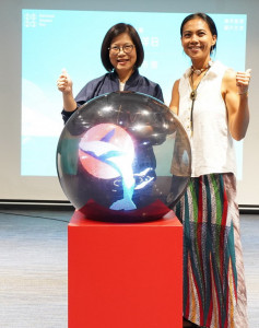 ▲管碧玲與創作歌手戴曉君一同進行國家海洋日啟動儀式。（圖／記者 許高祥 翻攝）