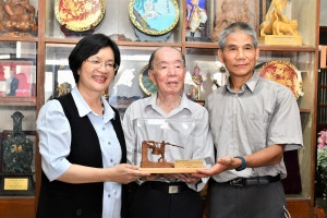 縣長王惠美（左）恭賀施至輝老師（中）獲頒國家文化資產保存獎-作品由黃國書老師（右）設計。圖／彰化縣政府提供