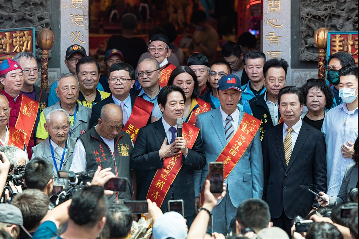 副總統賴清德（中）與鴻海集團創辦人郭台銘（中右1）。（圖／總統府Flickr）