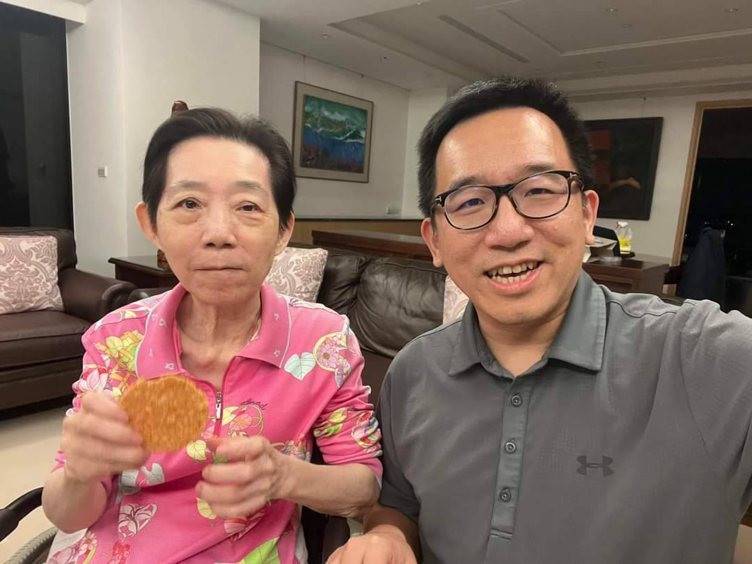 高雄市議員陳致中（右）與其母吳淑珍（左）。（圖／資料照片，圖源：翻攝自陳致中Facebook）