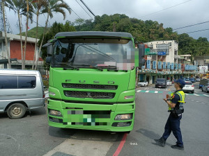 大溪警強力取締砂石車等違規。