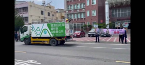 清潔隊垃圾回收車廣播安全宣導，加強民眾相關法令觀念。／斗南警分局提供