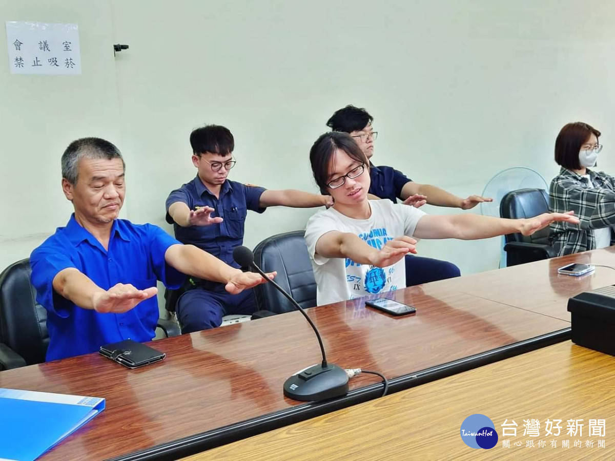 陳映在於課程中帶動簡單的舒壓運動，讓員警舒緩筋骨／台西警分局提供