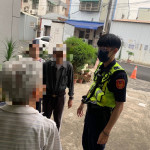 員警以巡邏車載送老翁返家／警方提供