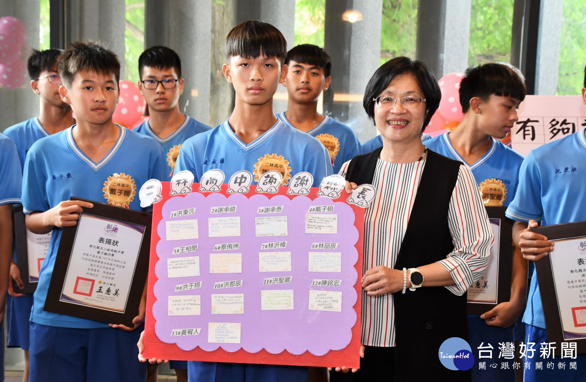 參賽選手手會卡片卡贈與縣長王惠美，表示感謝。圖／彰化縣政府提供