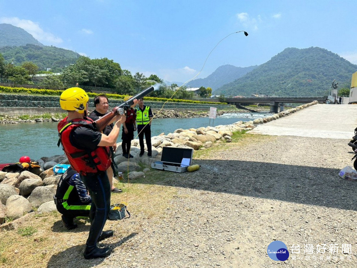 水里消防人員實施拋繩槍操作訓練情形。