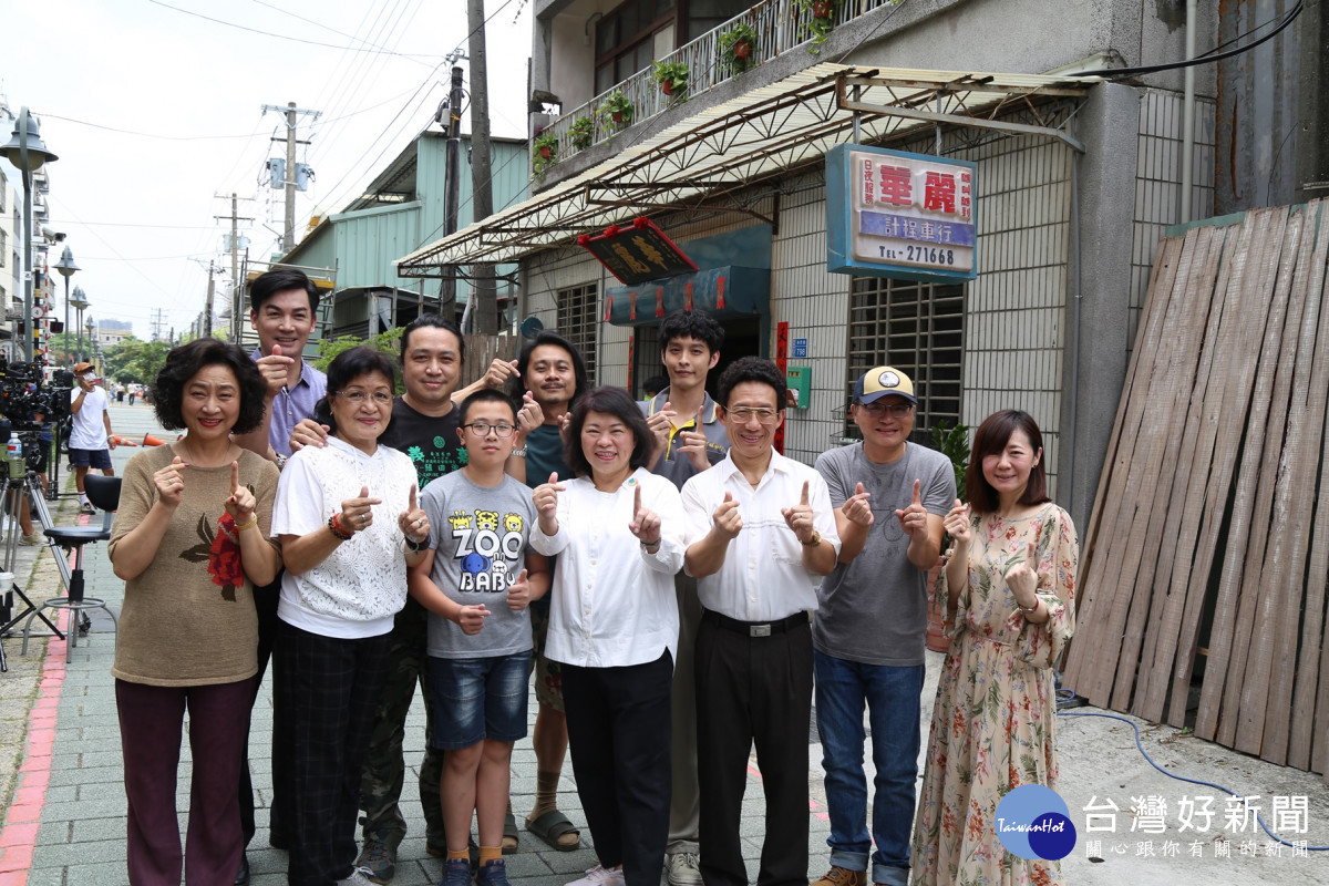 曹佑寧主演的《華麗計程車行》，5月在嘉義市開拍，黃敏惠前往片場探班／嘉義市政府提供