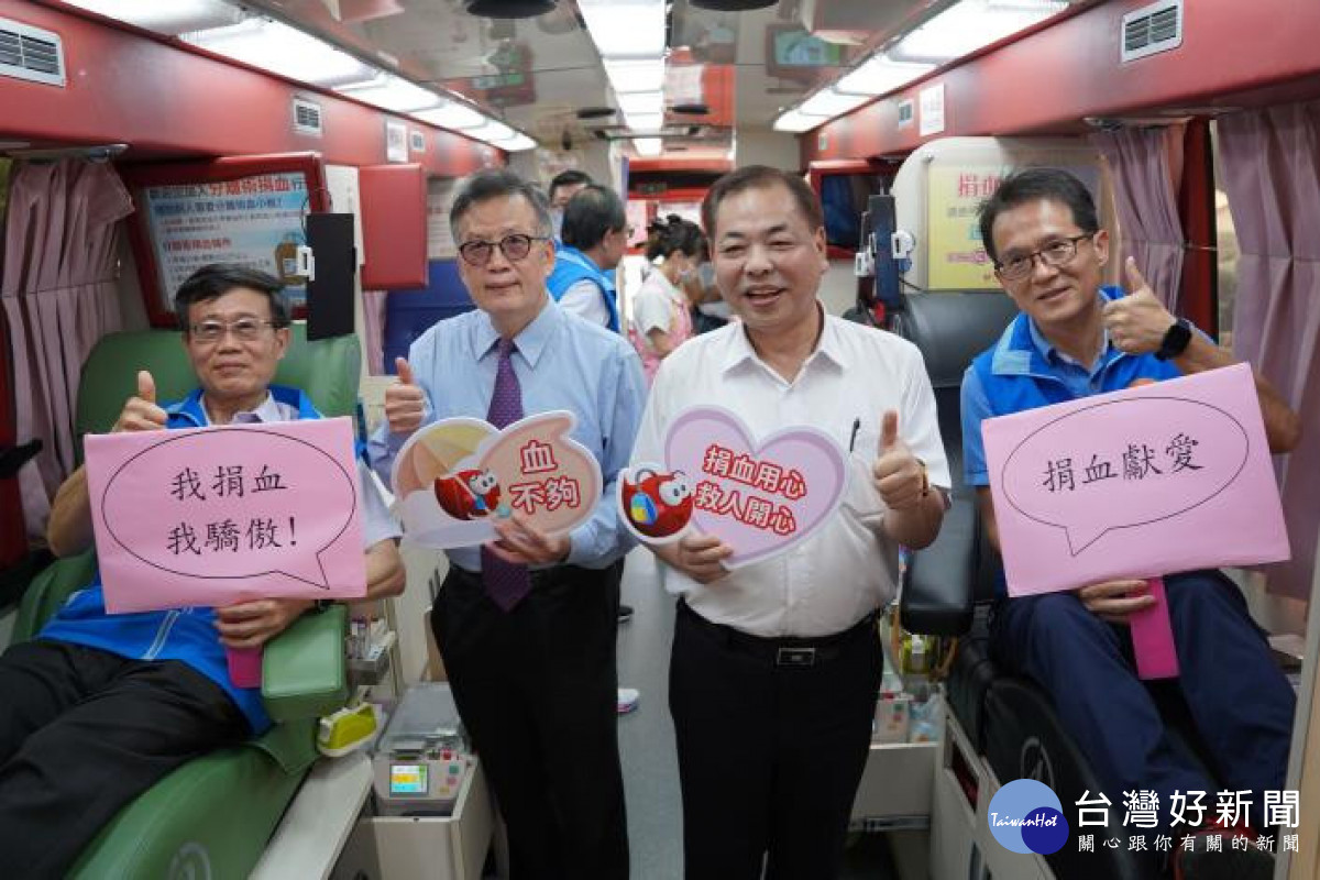 副縣長陳見賢（右二）具有定期捐血習慣，一年捐血3次、每次500cc，也鼓勵大眾響應。