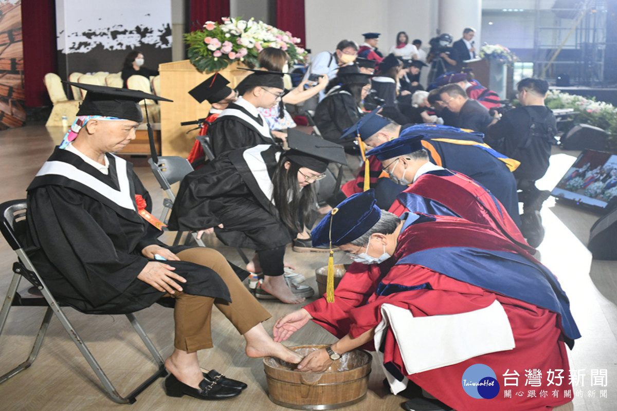 長榮大學2023畢業典禮　象徵謙卑服事態度的傳統洗腳禮最吸睛