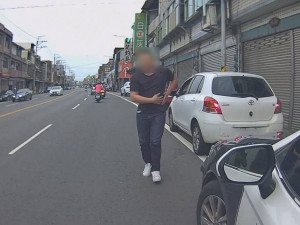 男子駕車突感不適，平鎮警即時救援幸無礙。