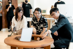 ▲陳其邁代表高雄鼓勵曾在駁二服替代役的伍偉廷建築師，並介紹獲得2023IF設計獎的傢俱作。（圖／記者 許高祥 翻攝）