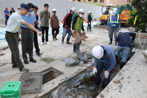 建築師李謝嵐與土木技師陳鴻輝、縣府工務處建築管理科長涂添惇現勘孔洞。