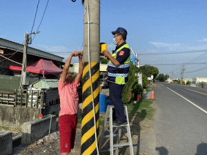 斗六警方裝設太陽能爆閃燈，提醒夜間行車多留意、減速慢行／警方提供