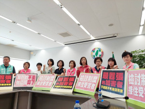 民進黨女性民代與民進黨台中市黨部主委李天生今天召開記者會，呼籲挑釁性騷受害人賴佳微的國民黨市議員羅廷瑋「收手！」曾雪蒨攝