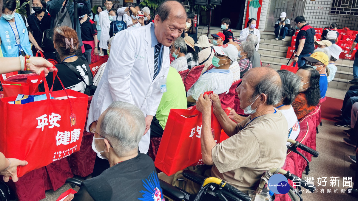 中國附醫總院長周德陽親自送禮物給參加有愛童行的長者。中國附醫提供