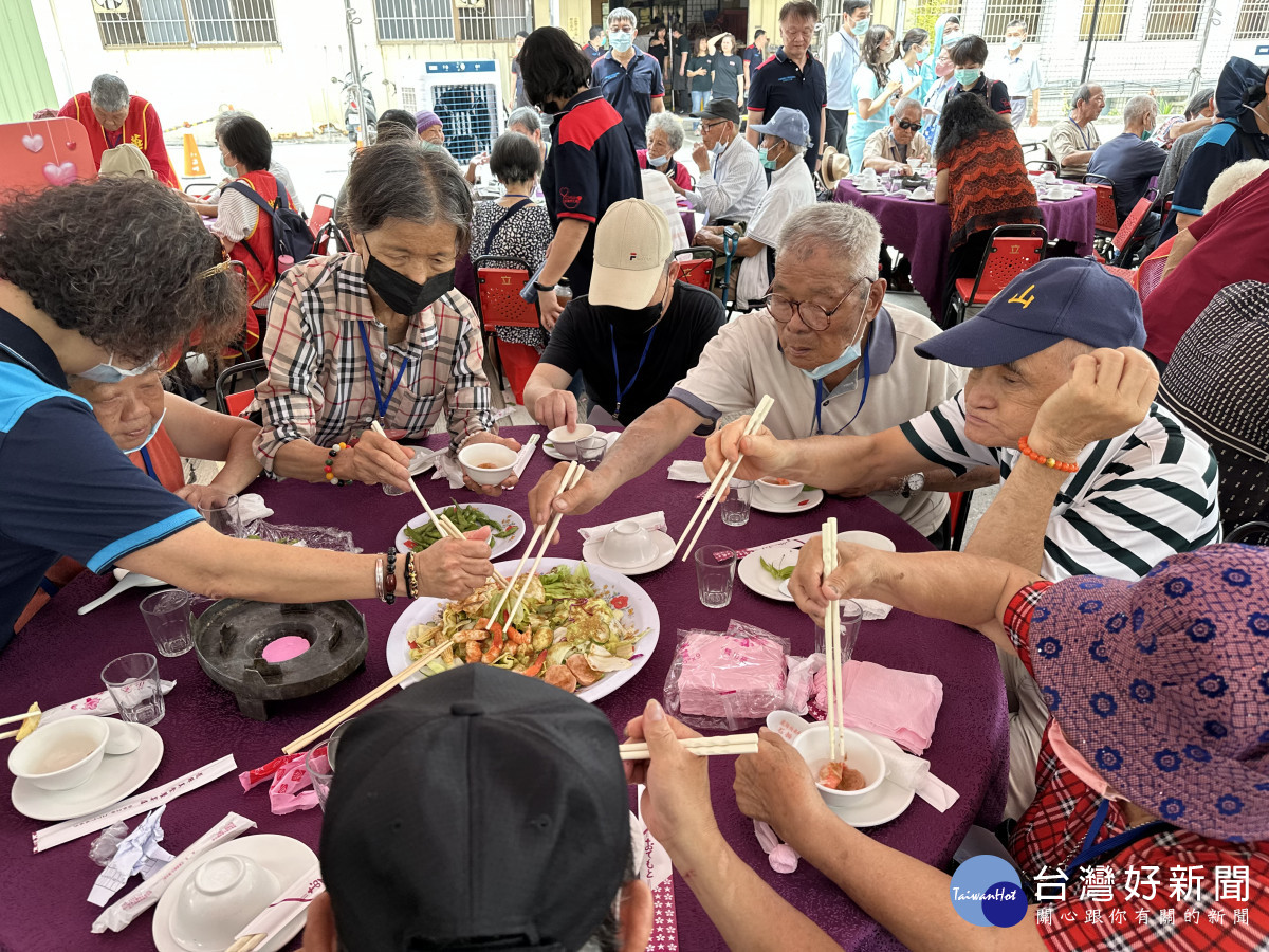 揮別疫情，長者開心享用闊別已久的辦桌美食。中國附醫提供