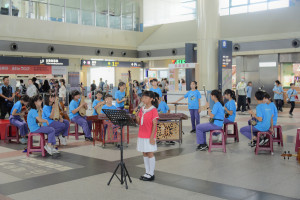 嘉義縣太保市南新與安東兩國小絲竹樂團在高鐵嘉義站舉辦快閃音樂會／高鐵嘉義站提供