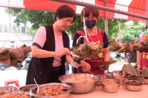 端午節即將到來，縣長王惠美在粽遊鹿港活動中，與鄉親一起綁粽子，提前過節。圖／記者鄧富珍攝