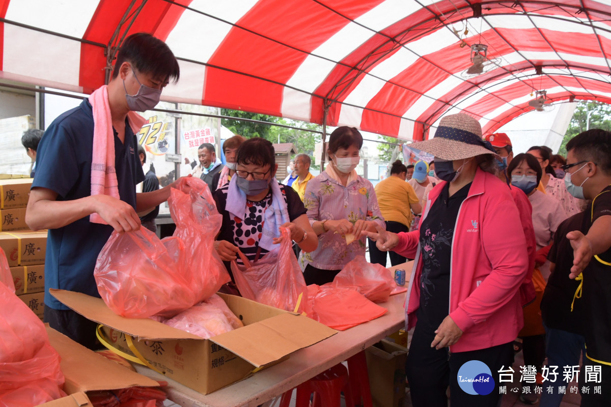 「粽遊鹿港天賜良雞」活動現場，民眾採購踴躍。圖／記者鄧富珍攝