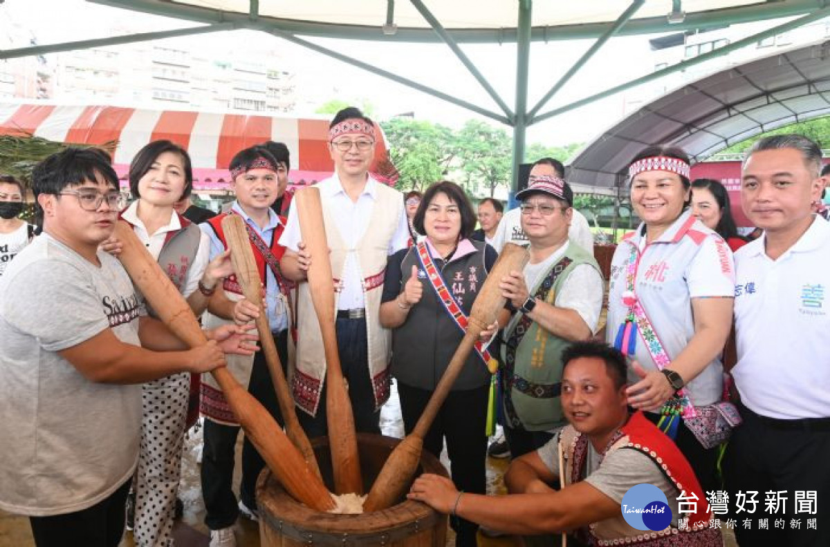 市長體驗搗麻糬。