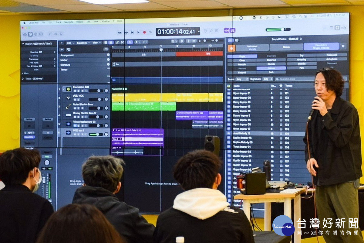 金曲製作人黃建為老師與青年分享聲音錄製及和聲編寫流程。