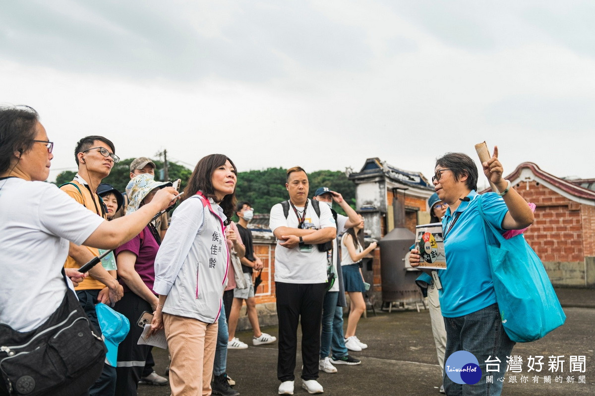 客家局長侯佳齡在大溪區地方走讀活動中和青年朋友一起聽老師解說。