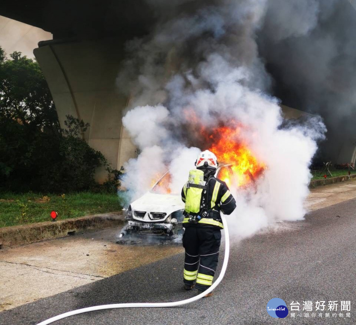 龜山區國道1號北向發生車輛火警，消防隊成功控制住火勢無人傷亡。