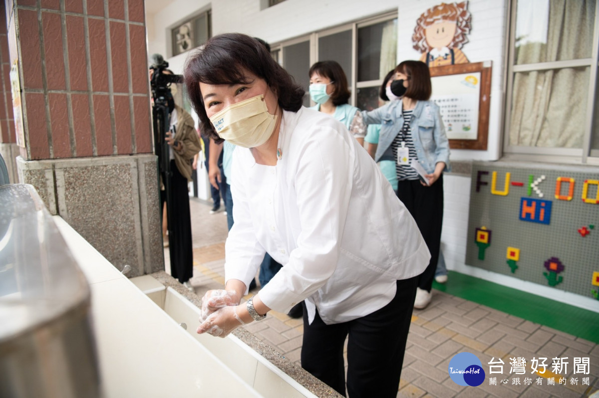 黃敏惠示範正確洗手五步驟：溼、搓、沖、捧、擦／嘉義市政府提供