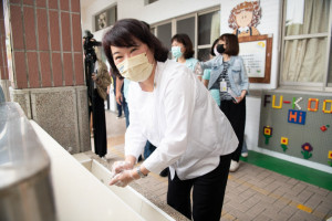 黃敏惠示範正確洗手五步驟：溼、搓、沖、捧、擦／嘉義市政府提供