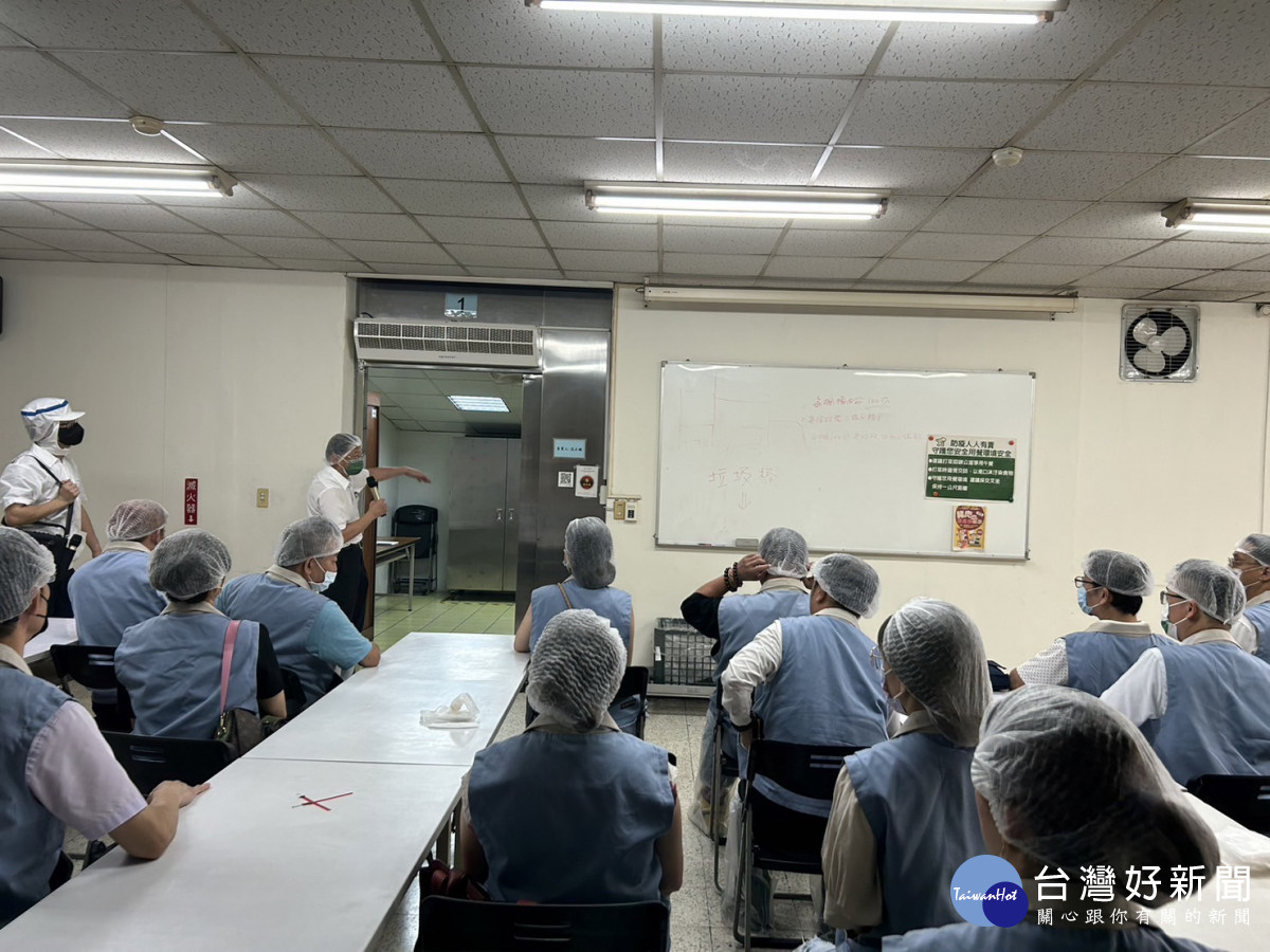 台中市家長會長協會訪視烏日大型營養午餐廠商，實地了解學校午餐製作及供餐流程。