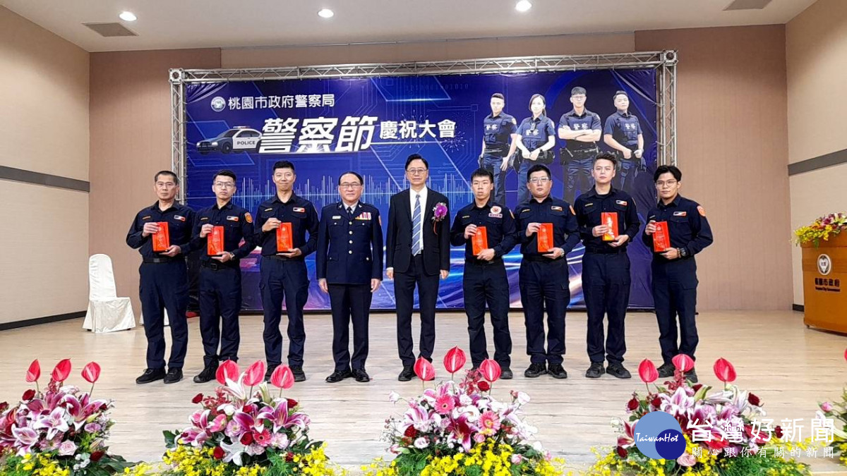 市長和警察局吳局長與受獎員警合影。<br />
<br />
