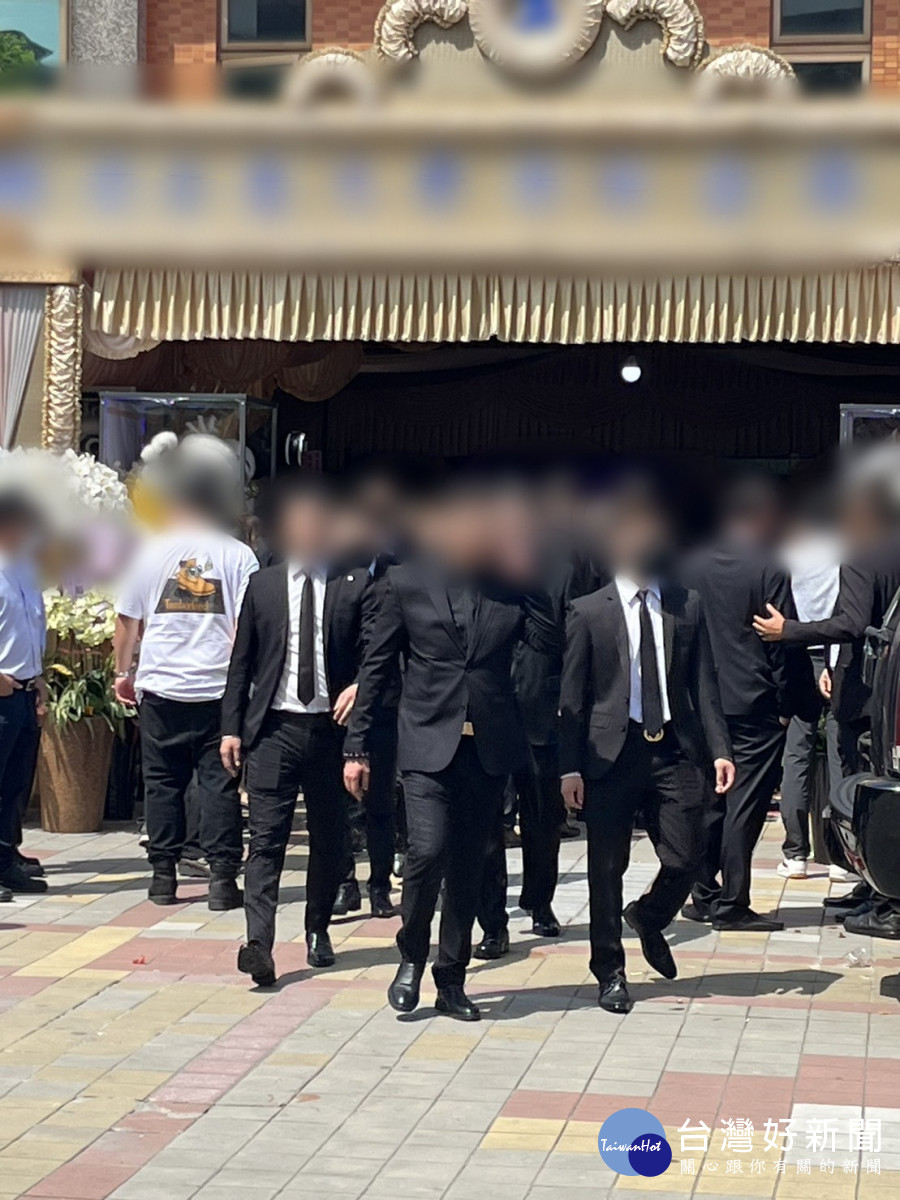 中壢殯葬園區舉行的公祭活動中，出現黑衣人。