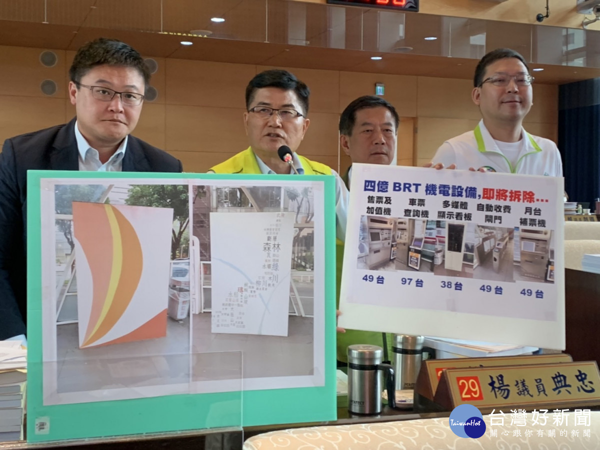 市議員楊典忠(左二)要求市府保留一套BRT機電設備做為未來台中交通發展的歷史見證。曾雪蒨攝