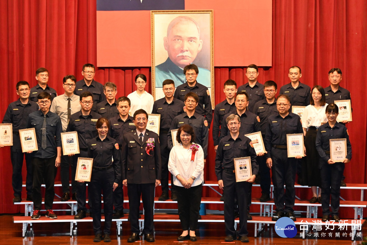 黃敏惠頒發獎狀給模範警察、資深績優員警／林詩涵攝