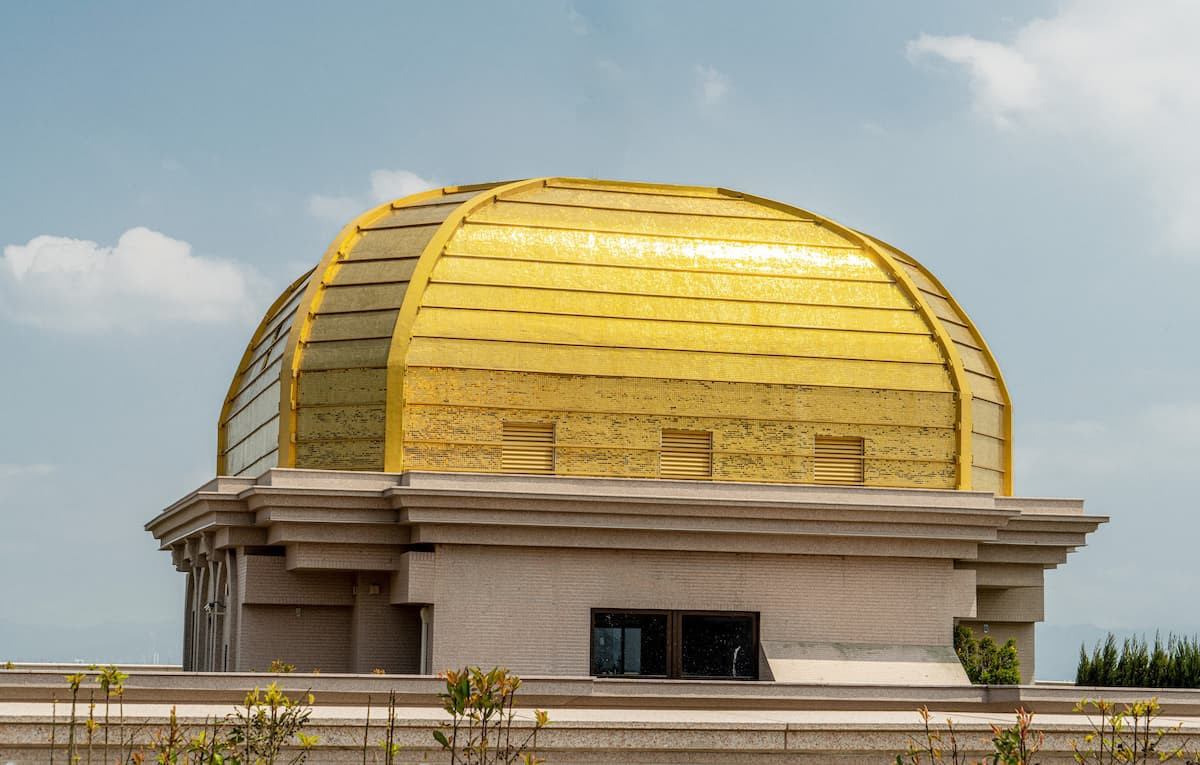 祥德帝寶建築實景，新古典金色穹頂彰顯家族傳世榮耀。