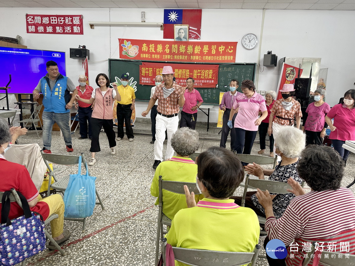 樂團老師帶領大跳廣場舞，長輩跳得好高興。（記者扶小萍攝）