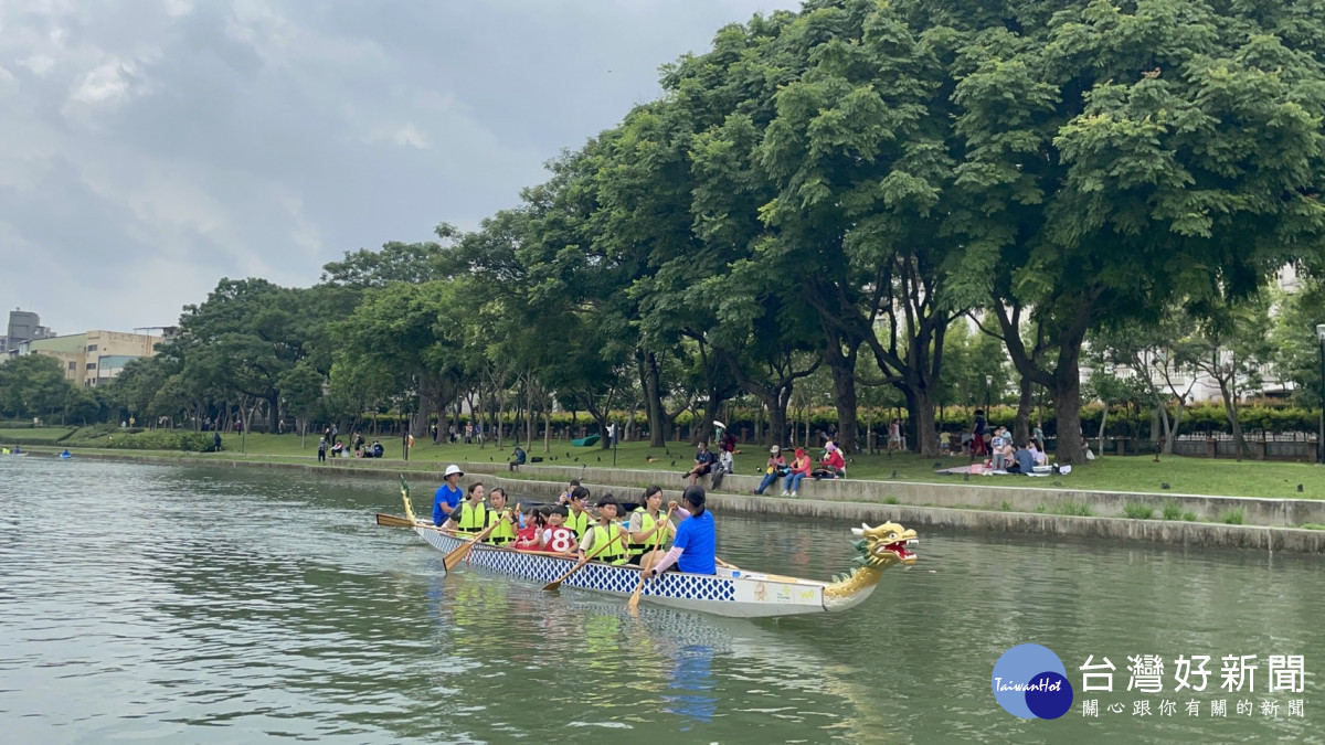 葫蘆墩公園水上活動好消暑　大小朋友嗨划龍舟獨木舟 台灣好新聞 第4張